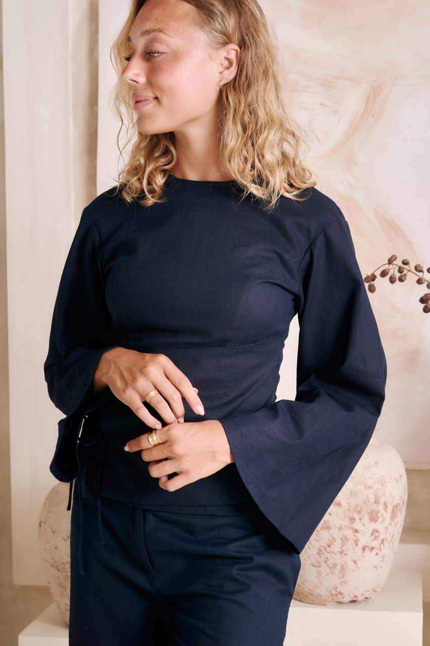 Model iført NOOR korsetinspireret bluse