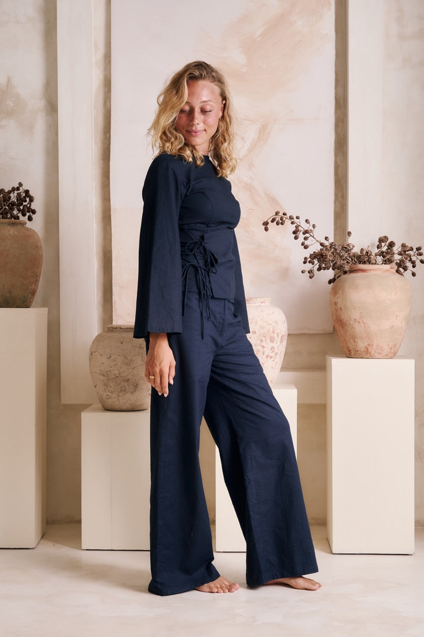 Model iført NOOR bukser