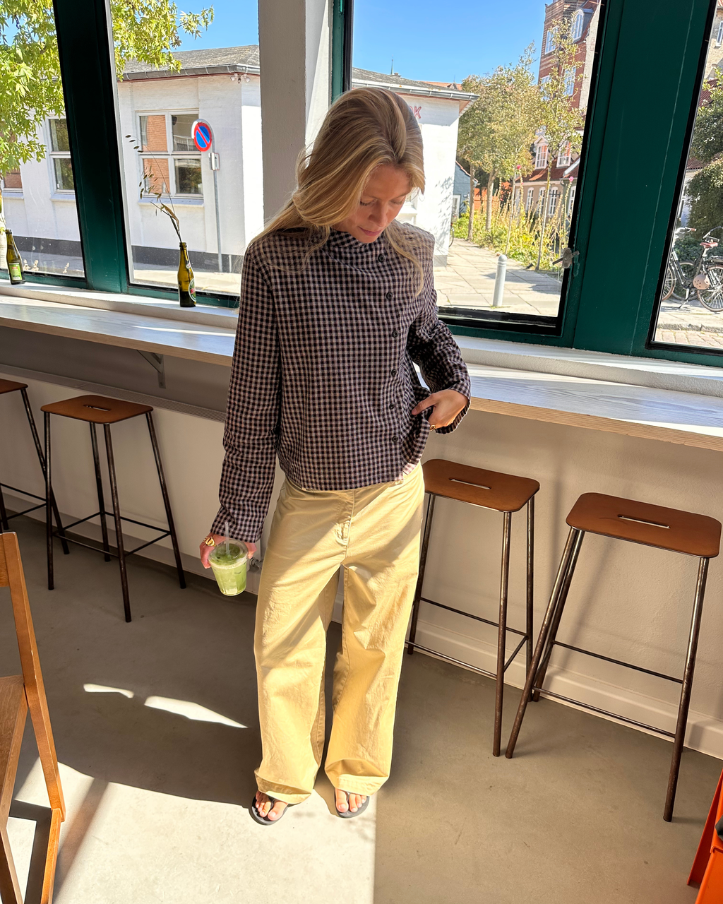 Model iført WILMA ternet skjorte