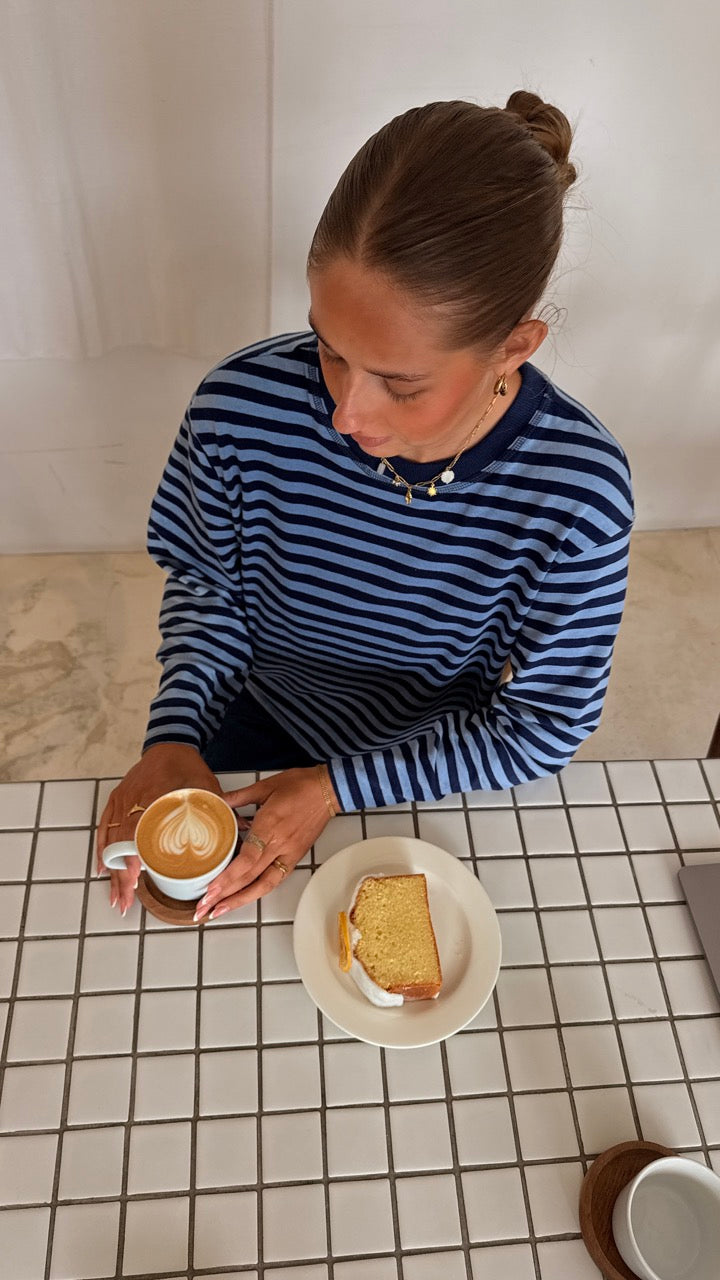 Model iført SELMA stribet bluse i mørkeblå og lyseblå