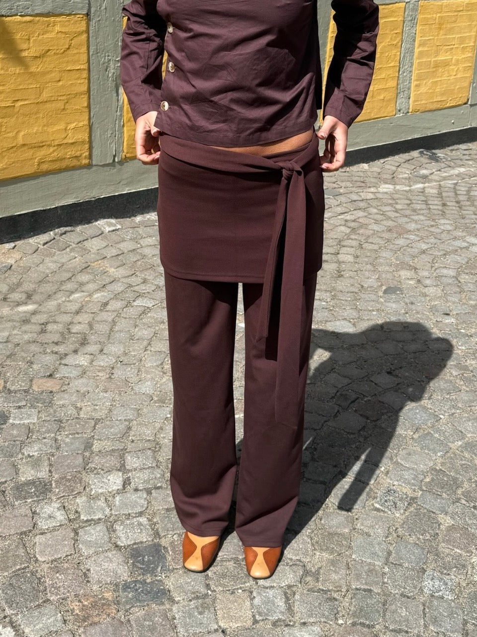 Model iført ALBA brune bukser med indbygget nederdel