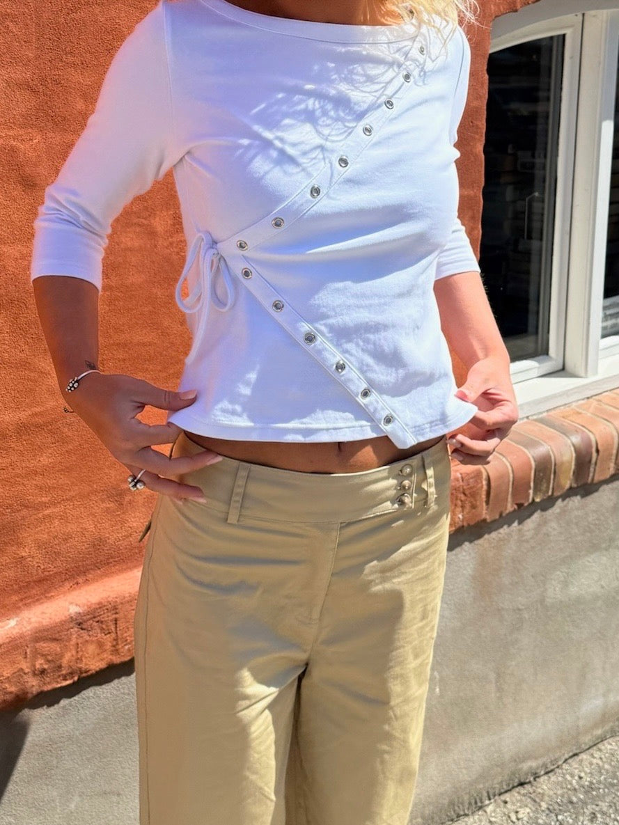 Model iført KAJSA hvid wrap bluse