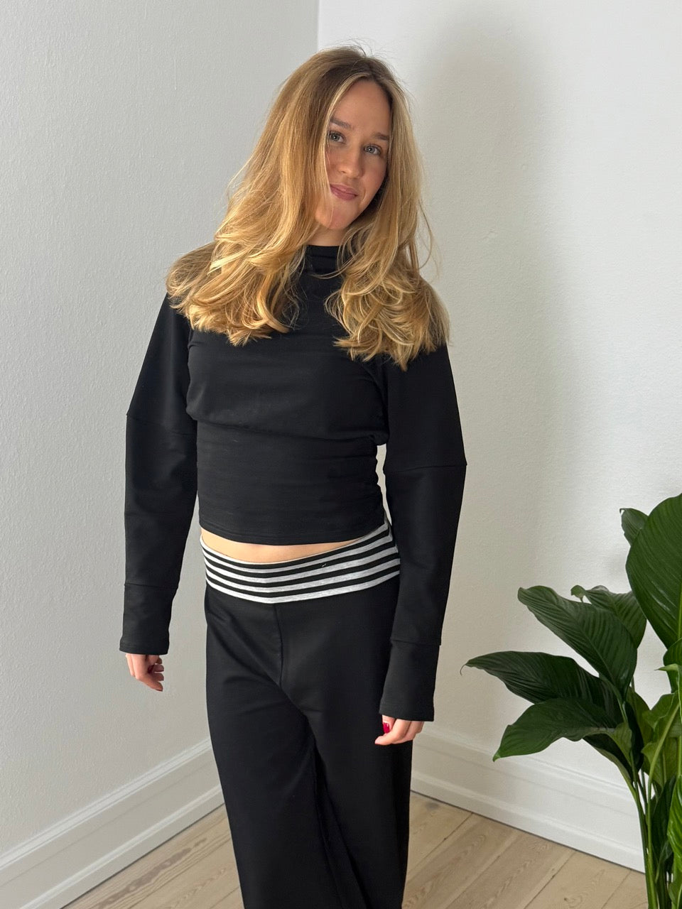 Model iført KLARA bluse i sort