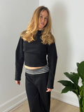 Model iført KLARA bluse i sort