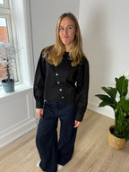 Model iført KAYA sort skjorte med knapper