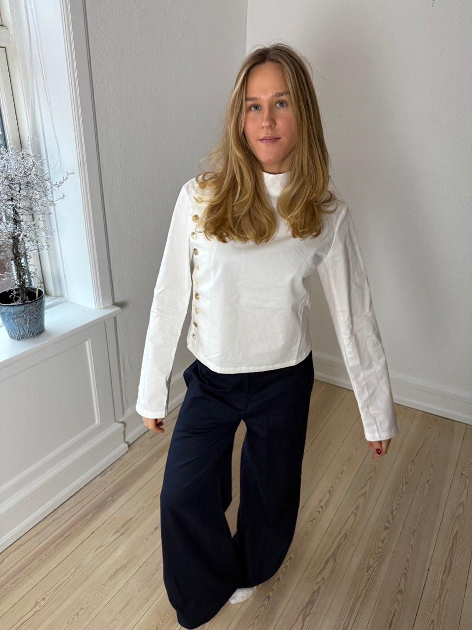 SOFIA SKJORTE MED NATURKNAPPER - HVID