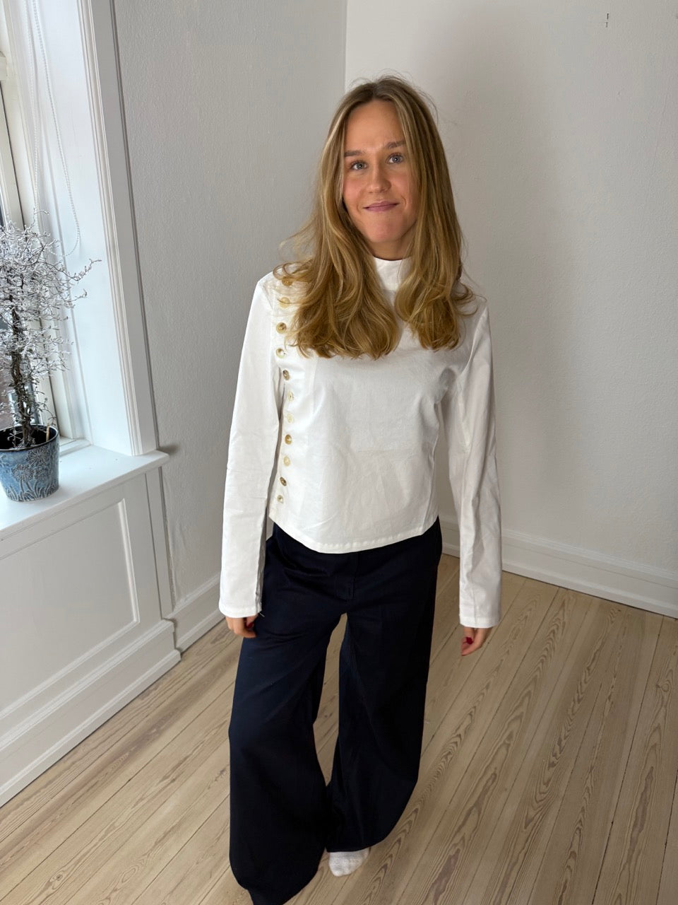 Model iført SOFIA hvid skjorte med naturknapper
