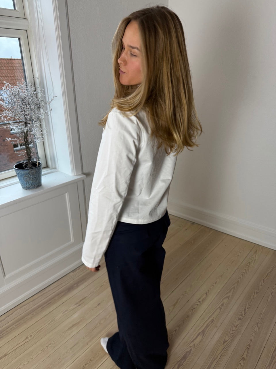 SOFIA SKJORTE MED NATURKNAPPER - HVID