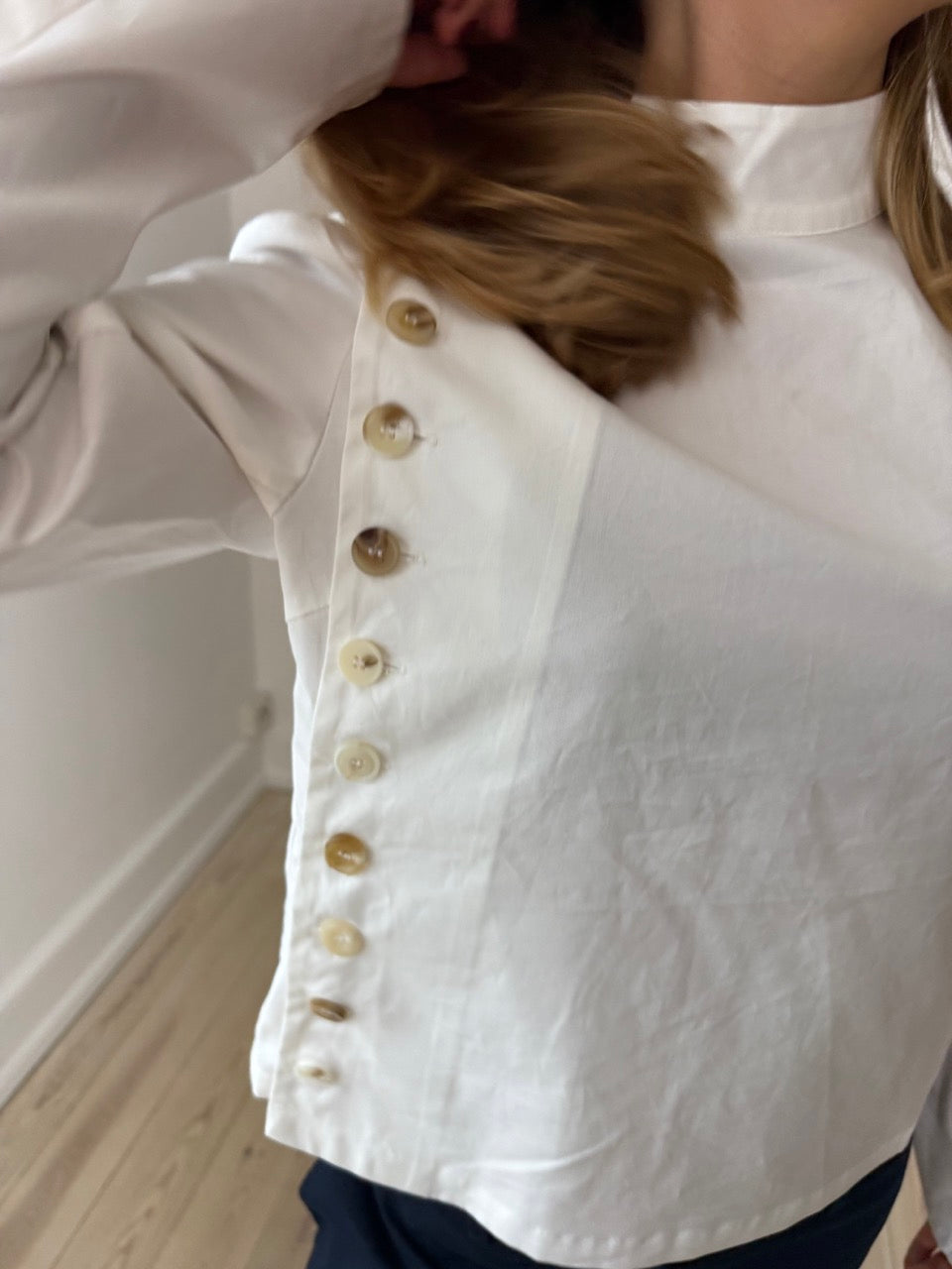 SOFIA SKJORTE MED NATURKNAPPER - HVID