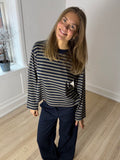 Model iført SELMA stribet bluse i navyblå og grøn