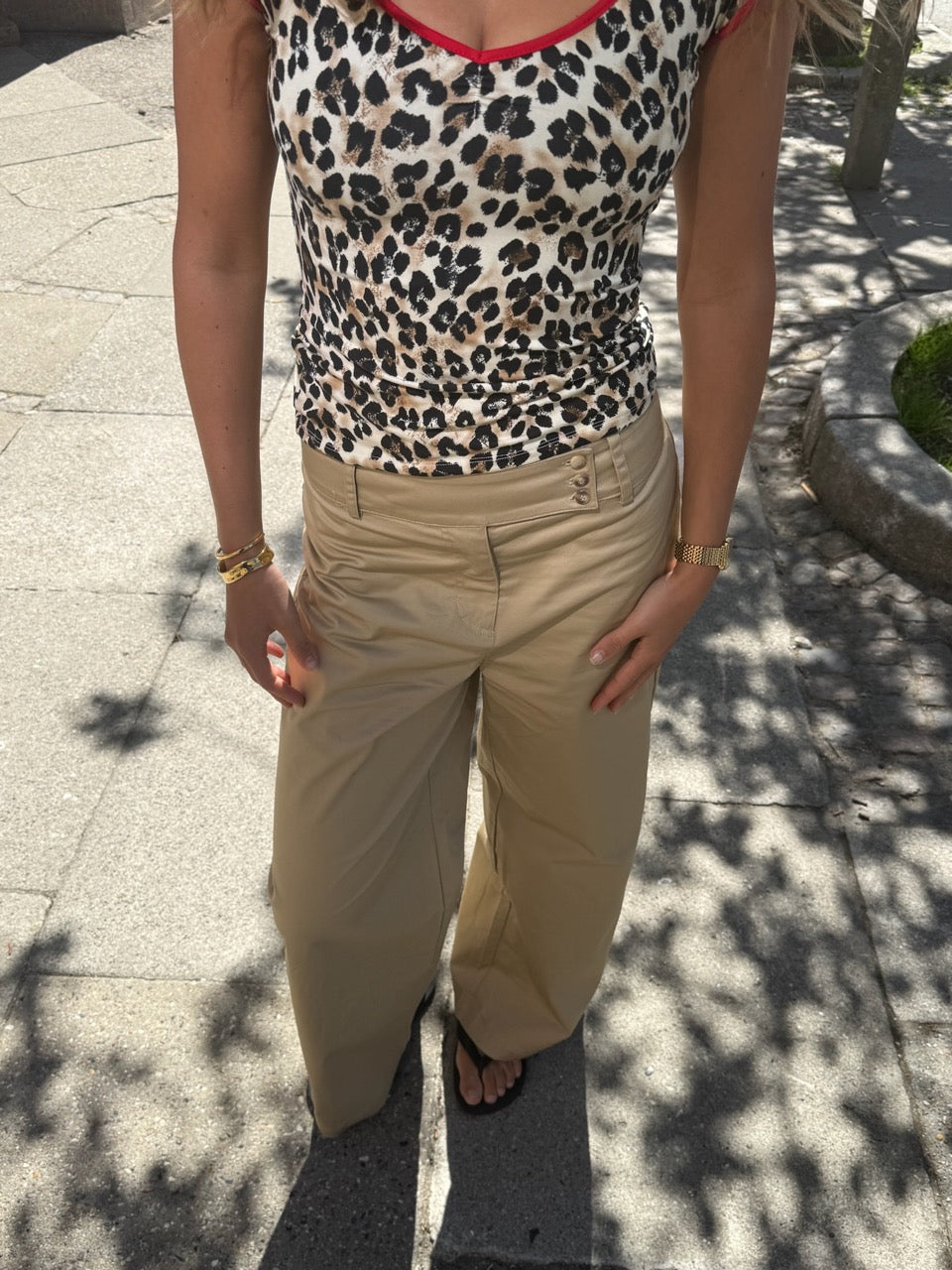 LEONORA TOP MED LEOPARD PRINT OG RØD KONTRASTKANT
