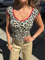 LEONORA TOP MED LEOPARD PRINT OG RØD KONTRASTKANT