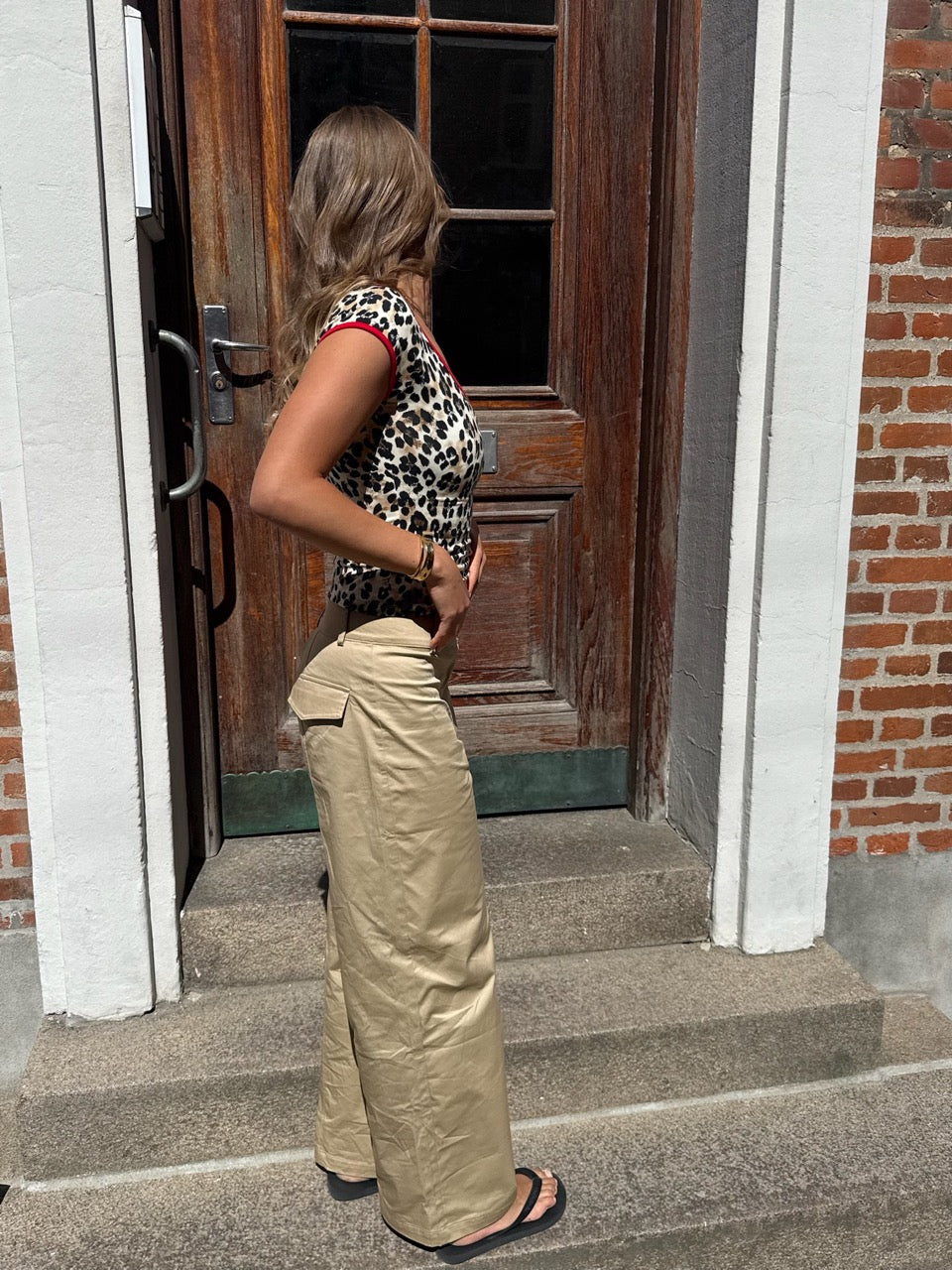 LEONORA TOP MED LEOPARD PRINT OG RØD KONTRASTKANT
