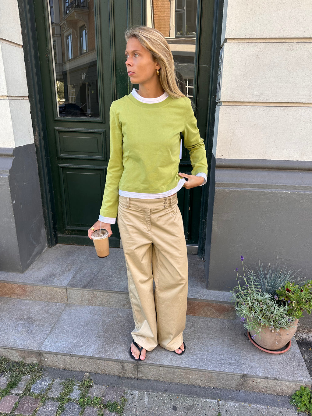 Model iført OLIVIA double layer bluse i grøn og hvid