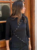 Model iført KAJSA sort wrap bluse